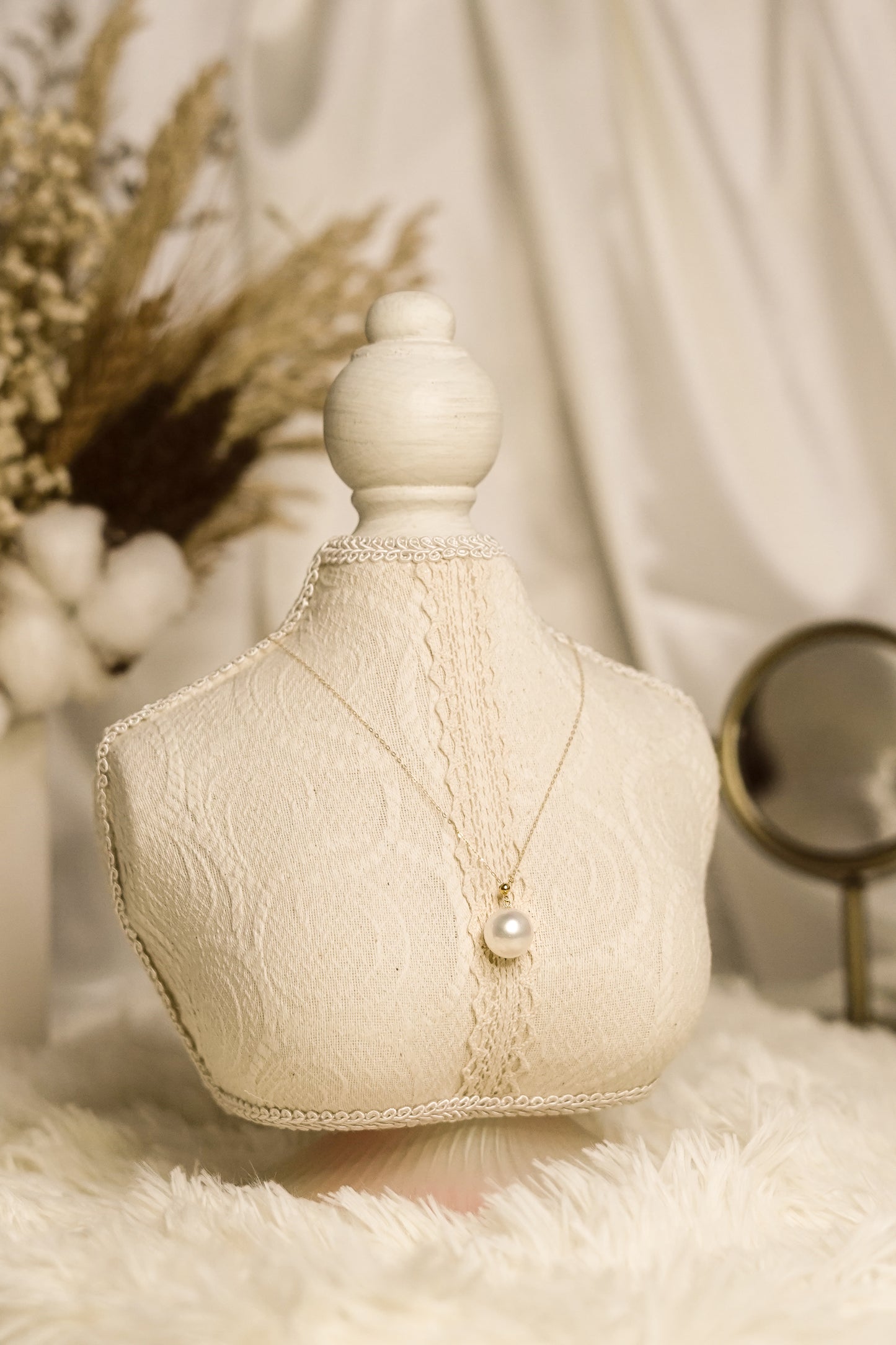 Dangling Pendant Necklace