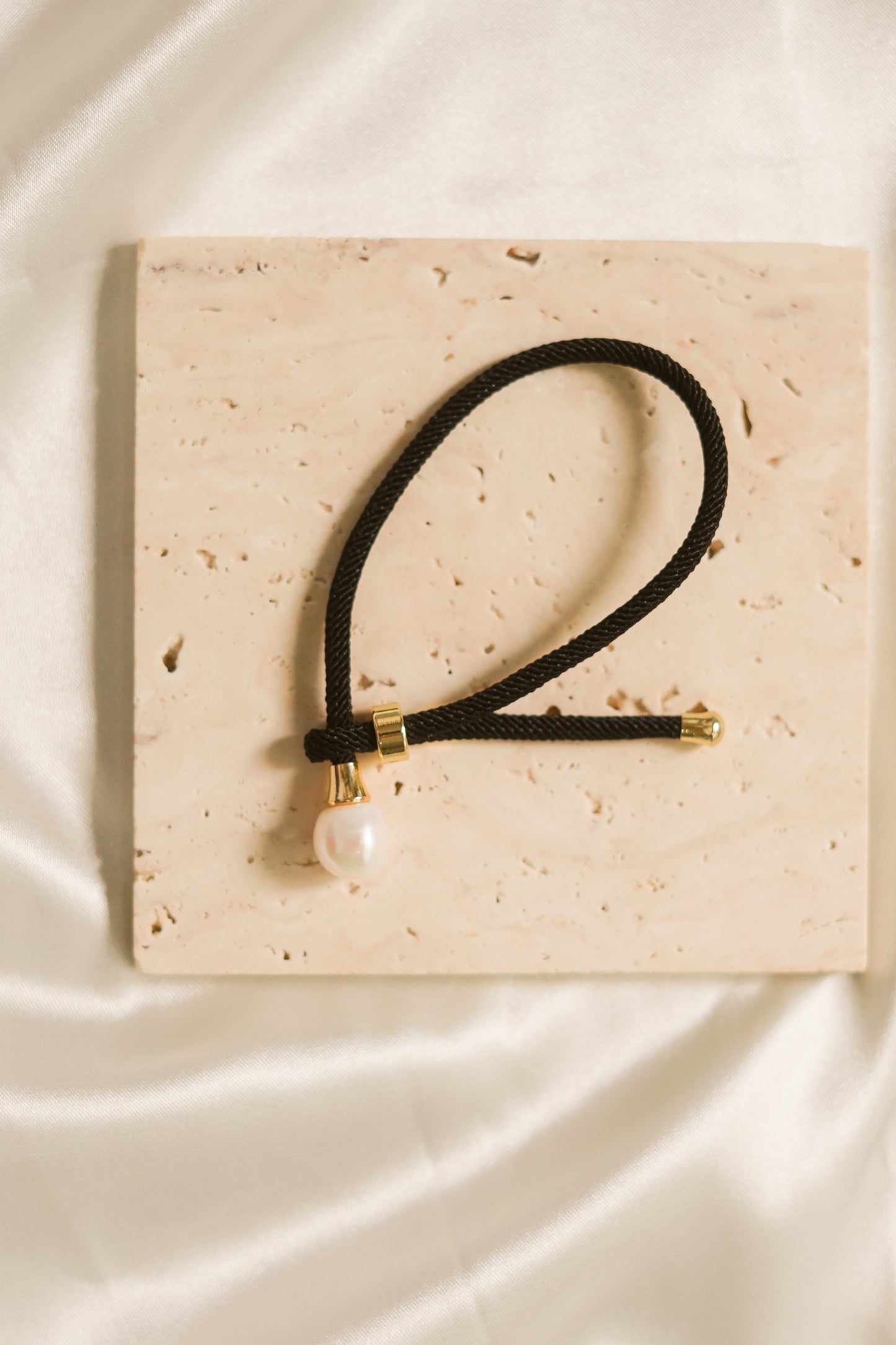 Rope bracelet with freshwater pearl
