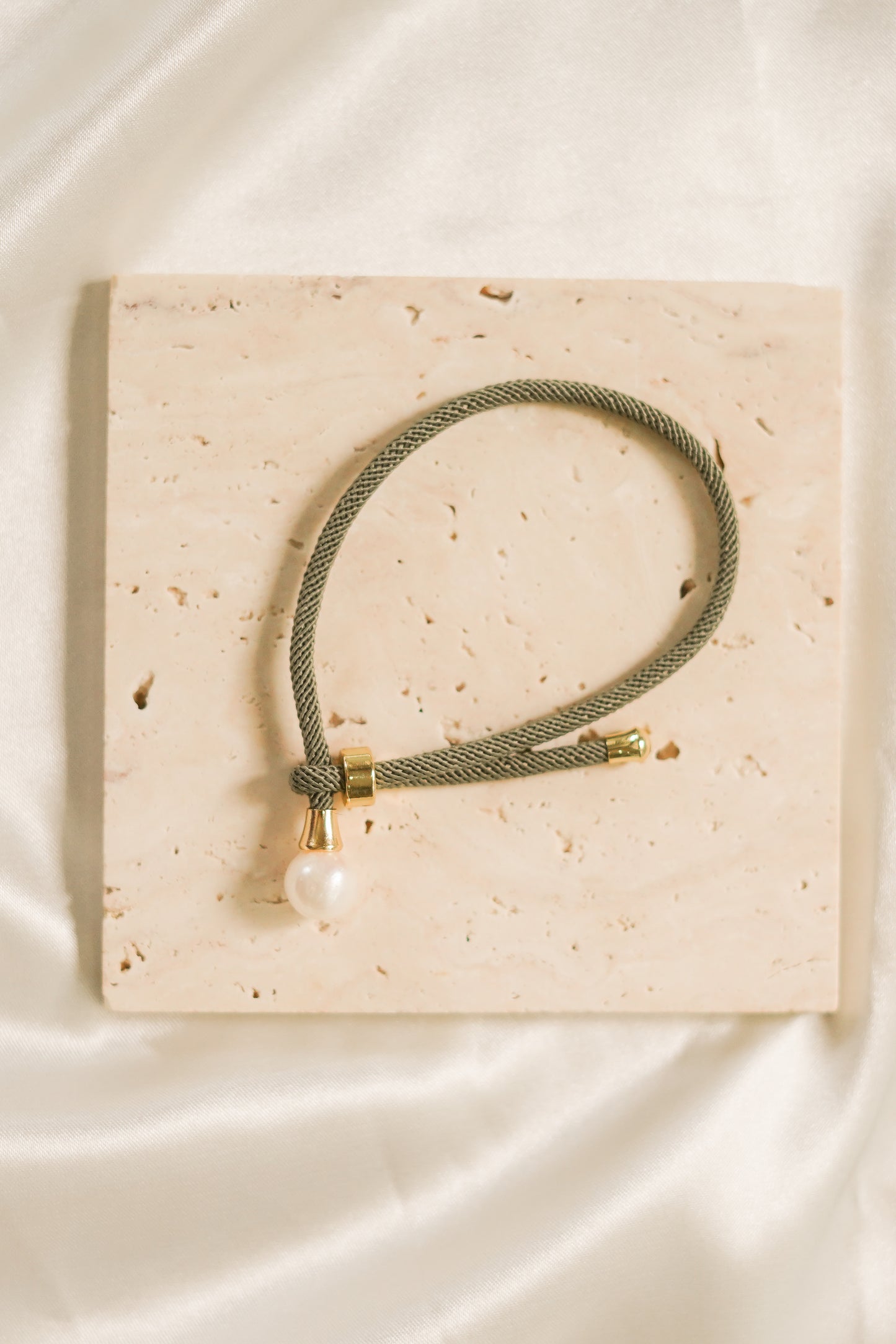 Rope bracelet with freshwater pearl